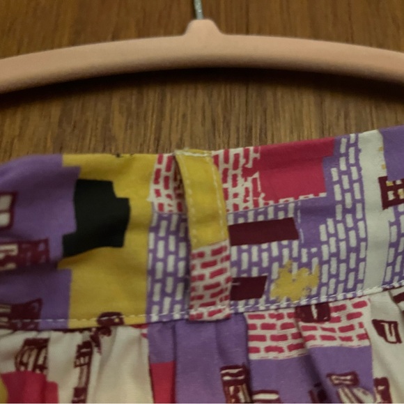 Colorful skirt with city street design. Fully lined. Has POCKETS and belt loops. - Picture 4 of 5